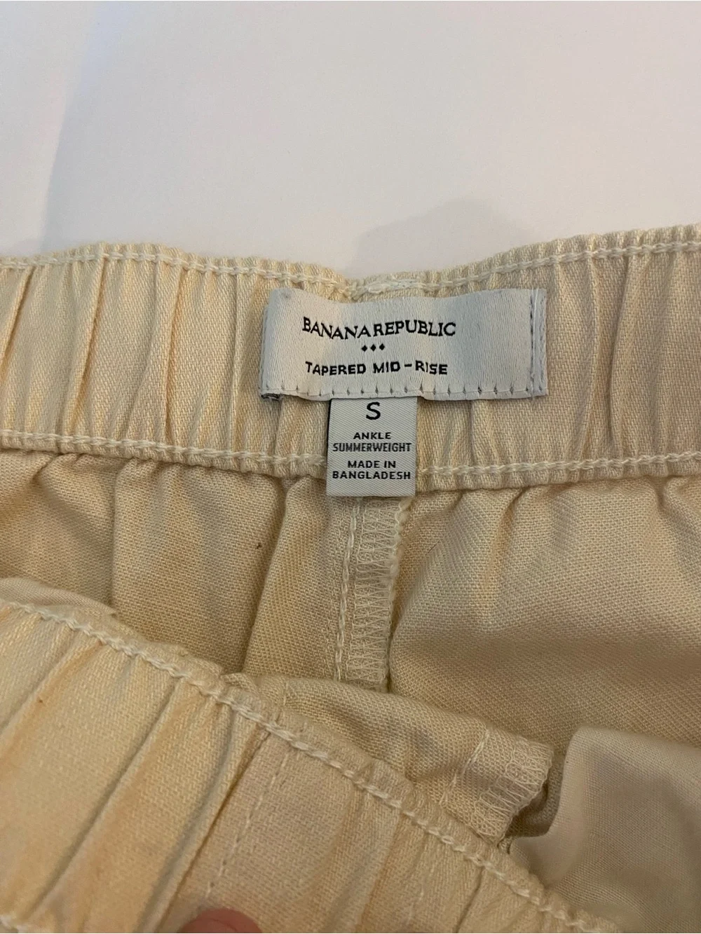Banana Republic Mid Rise Summerweight Beige Drawstring Pull On Chinos